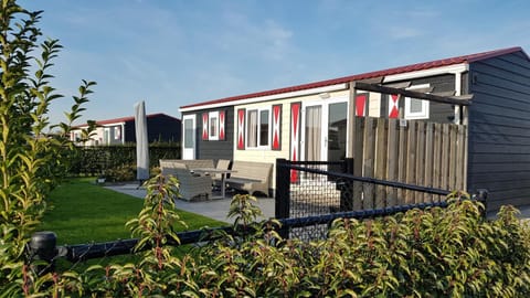 Property building, Patio, Facade/entrance, Garden, Balcony/Terrace