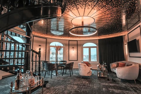 Seating area, City view