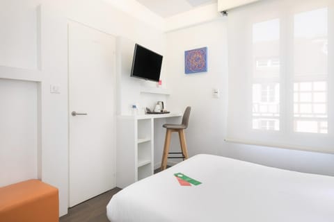 Bed, TV and multimedia, Photo of the whole room