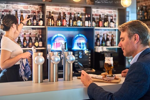 People, Lounge or bar, Drinks, Alcoholic drinks