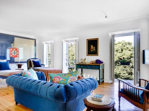 TV and multimedia, Balcony/Terrace, Living room, Decorative detail, Seating area