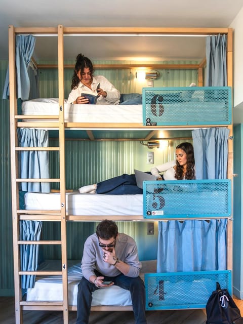 Bedroom, group of guests