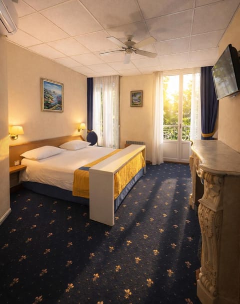 Bed, TV and multimedia, Bedroom, air conditioner