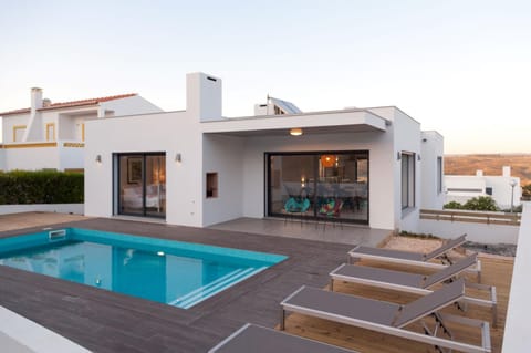 Property building, Garden, Swimming pool