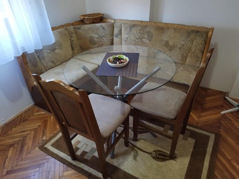 Seating area, Dining area