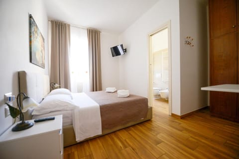 Bed, TV and multimedia, Photo of the whole room, Bedroom, wardrobe