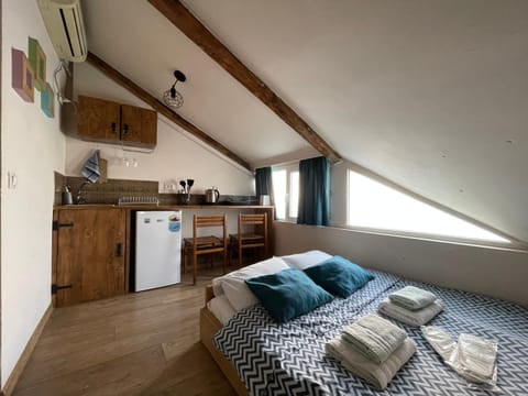 Photo of the whole room, Bedroom, towels