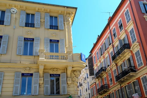Facade/entrance