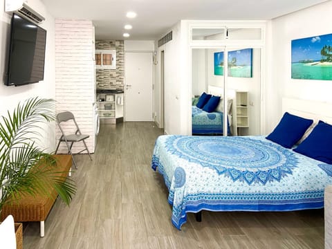 Bed, TV and multimedia, Photo of the whole room, Bedroom, air conditioner