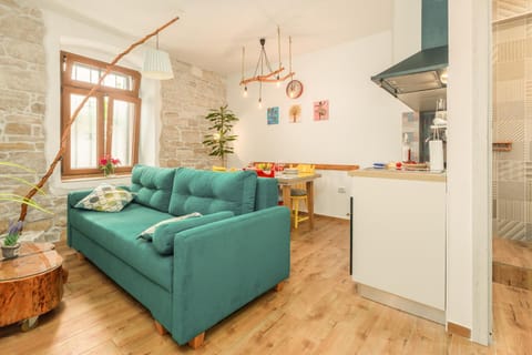 TV and multimedia, Kitchen or kitchenette, Living room, Seating area, Dining area