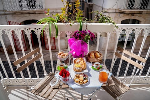 Food and drinks, Food, City view, Breakfast, Drinks