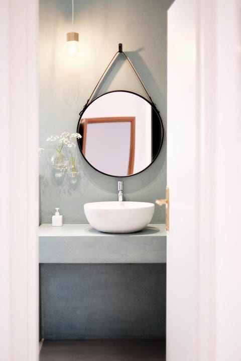 Shower, Toilet, Hot Tub, Bathroom, Photo of the whole room, Decorative detail, Landmark view, Mountain view