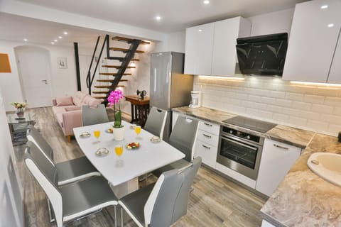 Kitchen or kitchenette, Dining area, dishwasher
