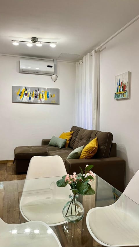 Living room, Seating area, air conditioner