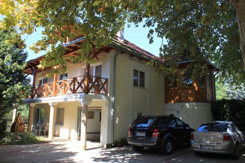 Photo of the whole room, Parking