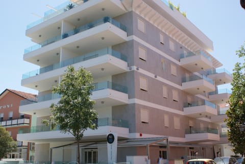 Facade/entrance, Day, Balcony/Terrace, Street view