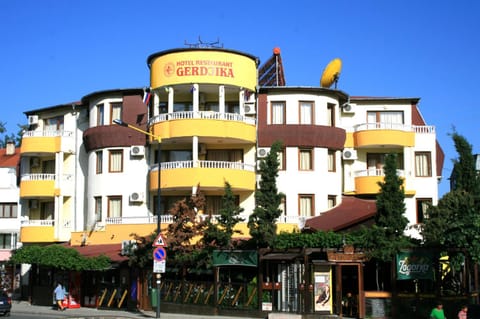 Facade/entrance