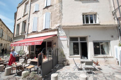 La Place, Clim - Double Terrasse House in Arles