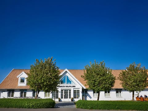 Property building, Restaurant/places to eat, Breakfast