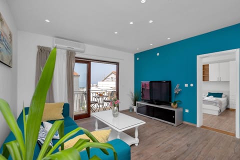 Communal lounge/ TV room, Day, TV and multimedia, Balcony/Terrace, Living room, Seating area, City view, Mountain view, Sea view