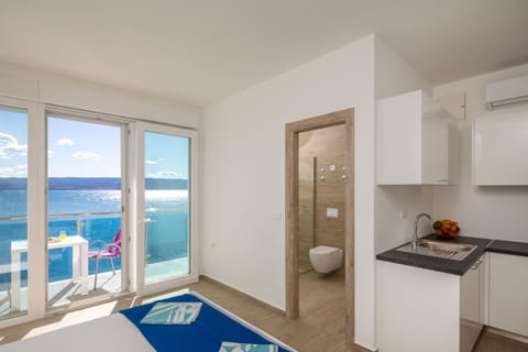 Kitchen or kitchenette, Sea view