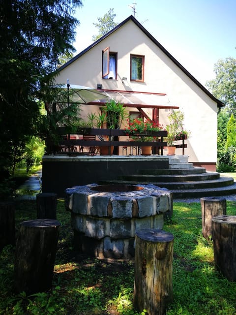 Property building, Patio, Restaurant/places to eat, Day, BBQ facilities, Garden, View (from property/room), Balcony/Terrace, On site, Garden view, Entertainment, Meals, Location, currency exchange, hair dresser, pet friendly, stove