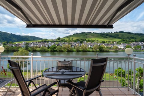 Natural landscape, View (from property/room), Balcony/Terrace, River view