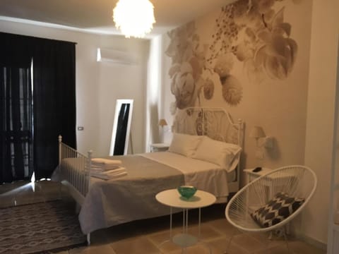 Bed, Photo of the whole room, Decorative detail, Bedroom