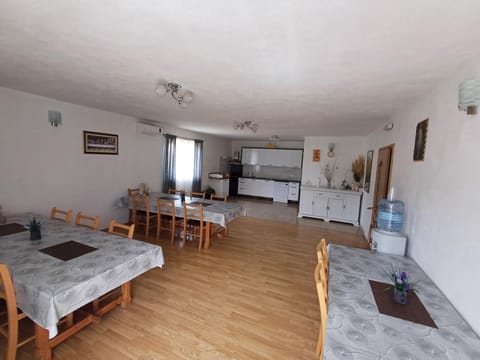 Kitchen or kitchenette, Seating area, Dining area, pet friendly