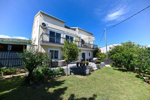Property building, Neighbourhood