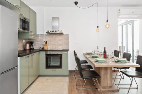 Kitchen or kitchenette, Dining area