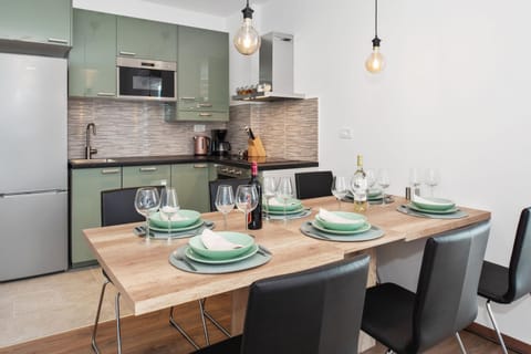 Kitchen or kitchenette, Dining area