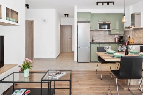 Kitchen or kitchenette, Dining area