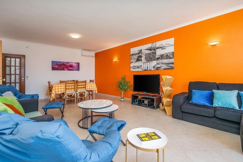 TV and multimedia, Living room, Seating area, Evening entertainment