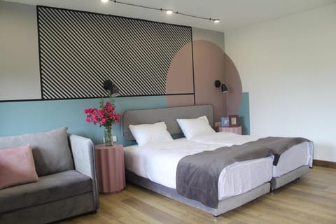 Bed, Seating area, Bedroom