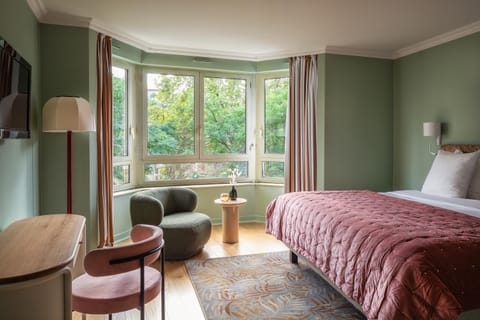 Bed, Seating area, Bedroom, City view