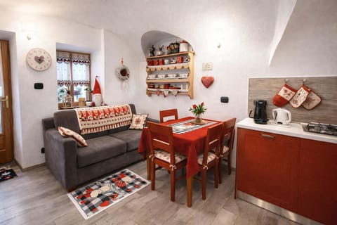 Kitchen or kitchenette, Living room, Seating area, Dining area, stove