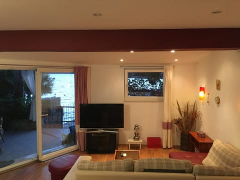 Communal lounge/ TV room, TV and multimedia, Living room, Seating area, Sea view