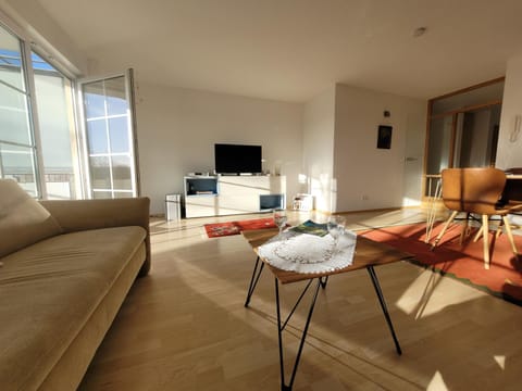 Communal lounge/ TV room, TV and multimedia, Living room, Seating area, Evening entertainment