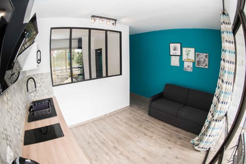 Communal lounge/ TV room, TV and multimedia, Kitchen or kitchenette, Living room, Decorative detail, Seating area