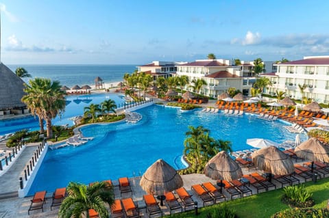 Property building, Solarium, Beach, Swimming pool