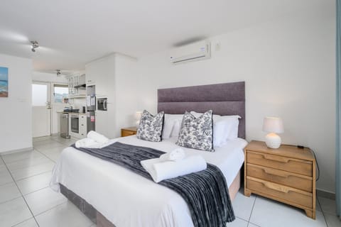 Bedroom, wardrobe, air conditioner
