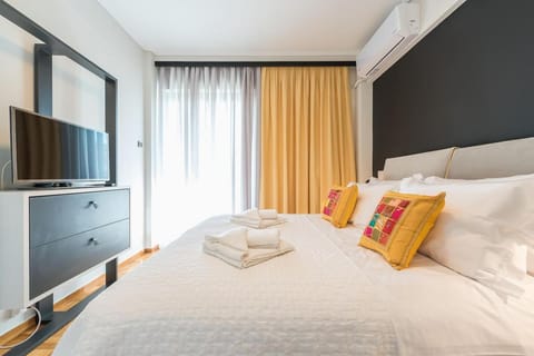 Bed, TV and multimedia, Bedroom, towels, air conditioner