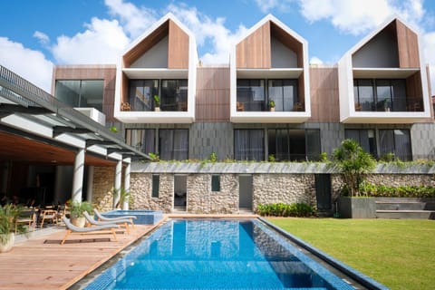 Property building, Restaurant/places to eat, Day, Garden, Garden view, Pool view, Swimming pool, sunbed