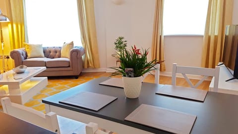 3 Bed Luxury Town Center Apartment with 50 inch 4K TV (Netflix & NowTV Ent. Pass) Apartment in Northampton