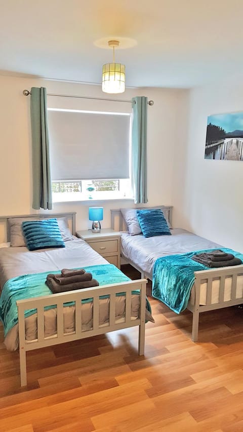 Toilet, Staff, People, TV and multimedia, Bedroom, Guests, children, young children, older children, group of guests, Family