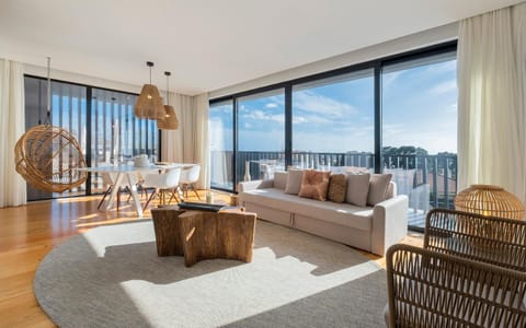 Living room, Dining area, Mountain view, Sea view, Street view, Quiet street view