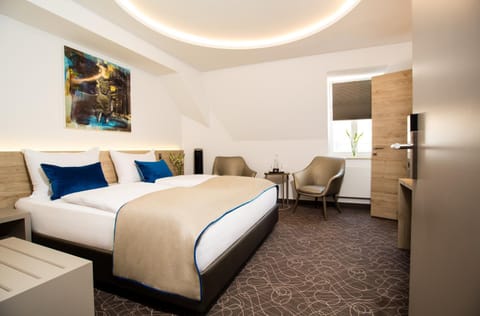 Patio, Staff, Bed, TV and multimedia, Bedroom, Family, furniture, heating, safe, air conditioner