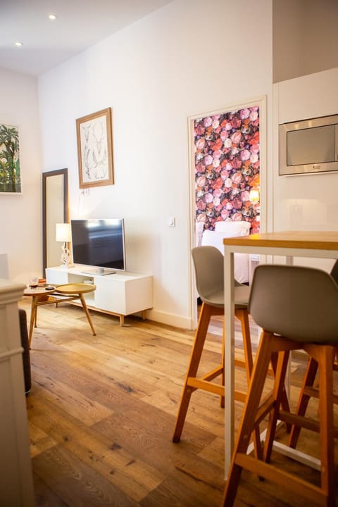Kitchen or kitchenette, Lounge or bar, Seating area, Bedroom