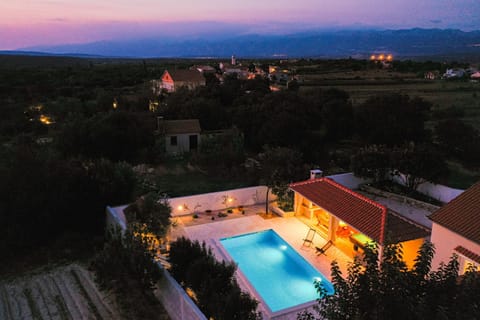 Bird's eye view, Pool view